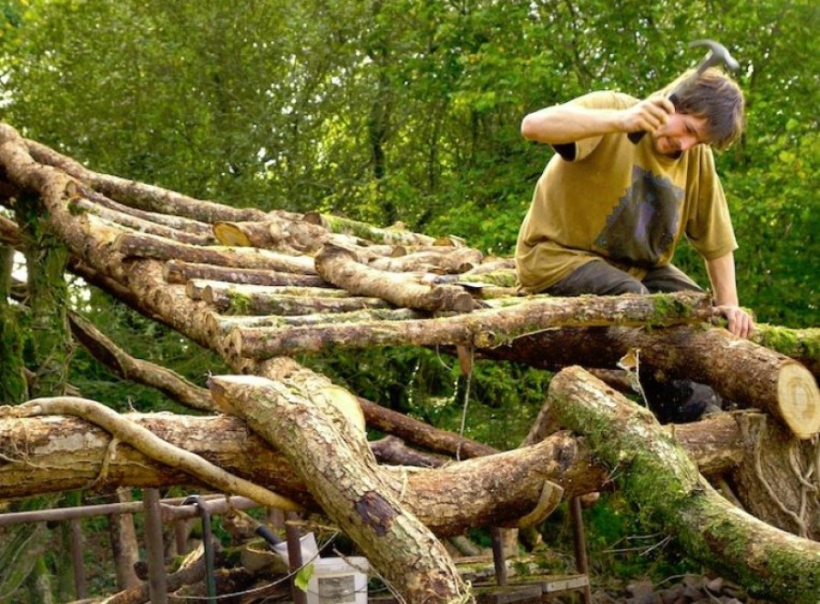 A közeli erdőből szedte össze a fát, és épített egy mesebeli házikót