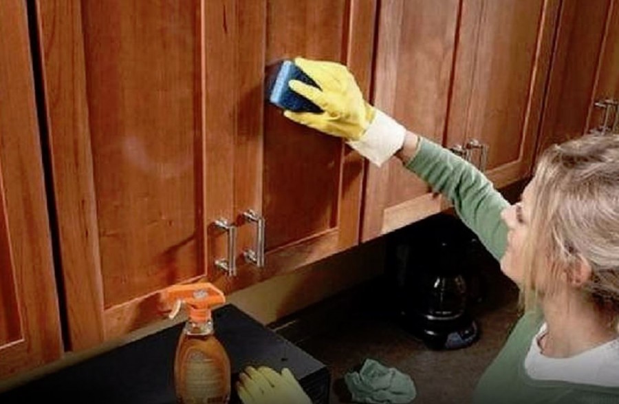 Ez a házi tisztítószer eltünteti a konyhaszekrényről a zsíros foltokat és minden más lerakódást