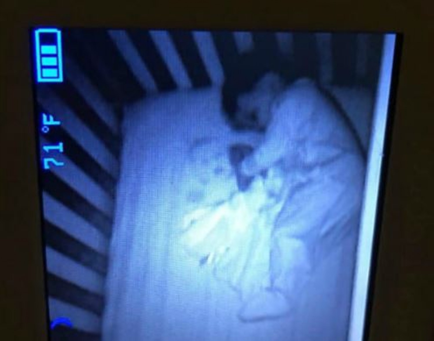 Ránézett a babafigyelőre a nő az éjszaka közepén: majdnem halálra rémült attól, amit látott