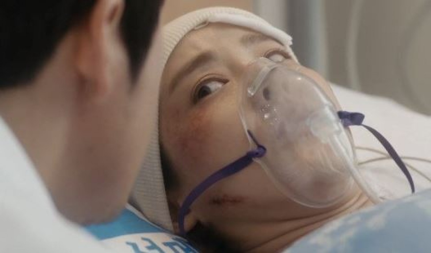 A kislány 4 év kóma után az orvos fülébe súg valamit, aki lesápad