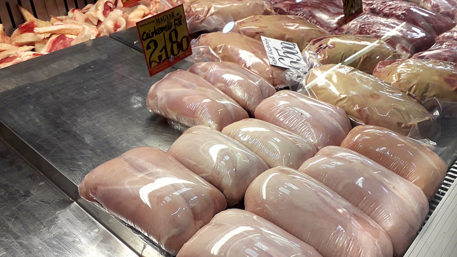 Megbüntették a piaci árust, aki drágán kínálta a csirkehúst. Na de ennyire?