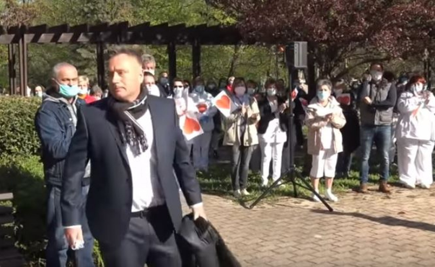 Könnyezve búcsúztak a kirúgott székesfehérvári kórházigazgatótól (videó)